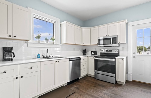 Springfield Apartment | Elegant Historic Stay | Walk to Capitol & Attractions | Modern Comfort