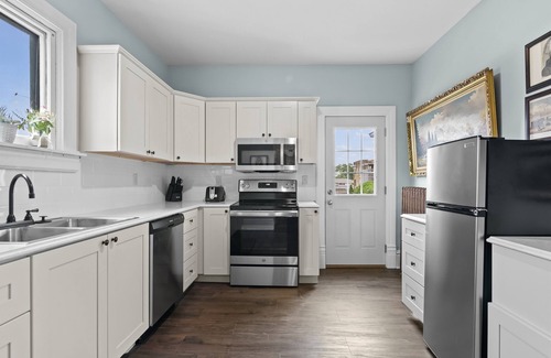 Springfield Apartment | Elegant Historic Stay | Walk to Capitol & Attractions | Modern Comfort