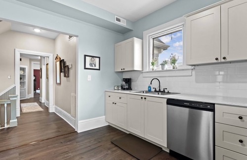 Springfield Apartment | Elegant Historic Stay | Walk to Capitol & Attractions | Modern Comfort