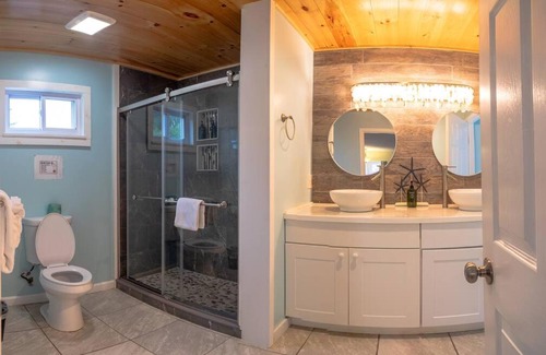 Hancock Apartment | Elegant Jacuzzi Suite