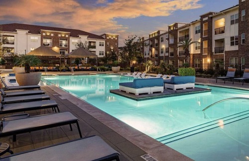 Southeast Houston Apartment | Elegant King Bed NRG/Hobby Airport Area