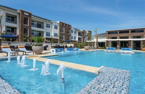 Southeast Houston Apartment | Elegant King Bed NRG/Hobby Airport Area