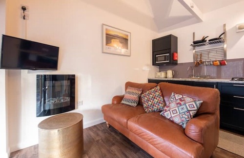 Whiteness Cabin | Elegant Little Wyvis Lodge - Sleeps 2