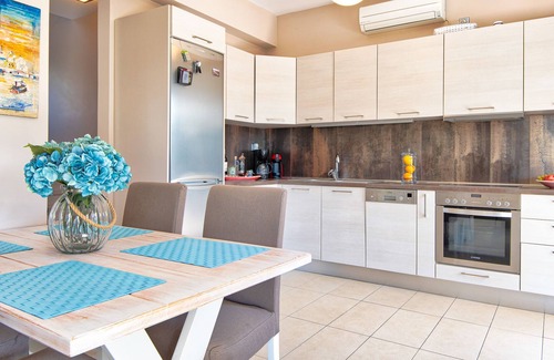 Kontos Villa | Elegant maisonette with Garden, steps to the Beach