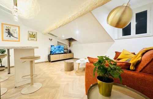 Quartier du Port Apartment | Elegant mansardé-place du pin