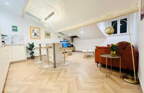 Quartier du Port Apartment | Elegant mansardé-place du pin