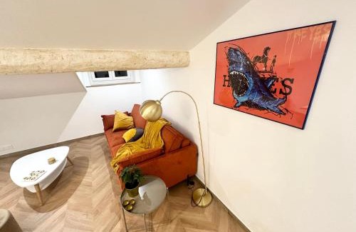 Quartier du Port Apartment | Elegant mansardé-place du pin