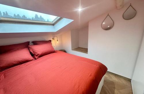 Quartier du Port Apartment | Elegant mansardé-place du pin