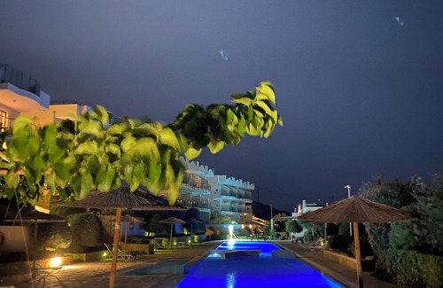 Koutsouras Apartment | Elegant, Modern apt. Shared Swimming Pools. 5 min walk to Beach sleeps 6