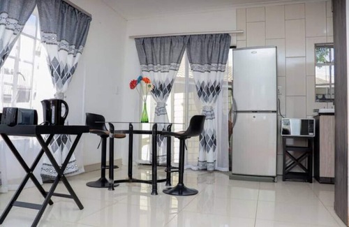 Newcastle House | Elegant Poolside Retreat: 2-Bed Luxury Guesthousen