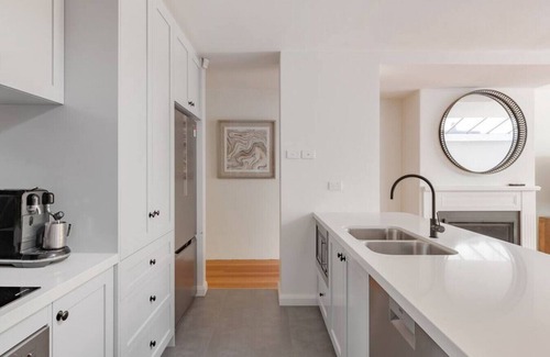 South Melbourne Apartment | Elegant Renovated Terrace: Walk to Crown Casino & Markets