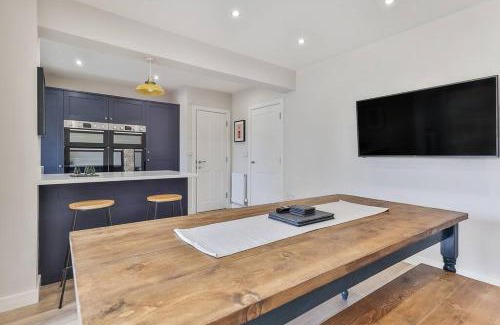 Sheffield House | Elegant Retreat Nook at Peak District Gateway