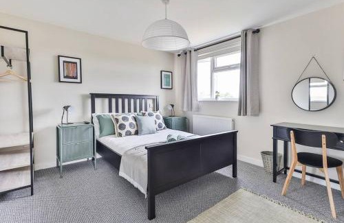 Sheffield House | Elegant Retreat Nook at Peak District Gateway