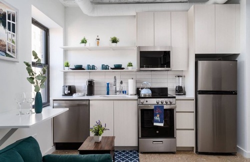 Uptown Apartment | Elegant Style Loft Montrose|13 mins DT|4 mins Lake