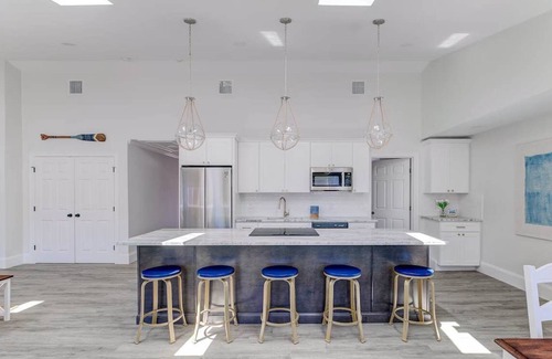 Historic Hill Condo | Elegant Thames St. Loft w/View of Town and Harbor