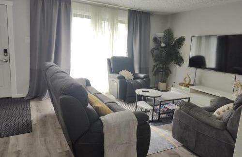 Forest Lawn House | Elegant upper unit bungalow - 10 mn from downtown