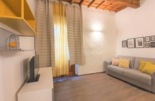 Santissima Annunziata Apartment | Elegant Yellow Apartment In Via San Gallo