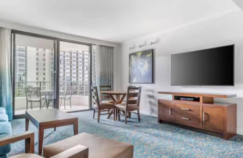 Waikiki Resort | Elevate Your Hawaiian Getaway at Lagoon Tower by Hilton – 2 Bd. Ocean View