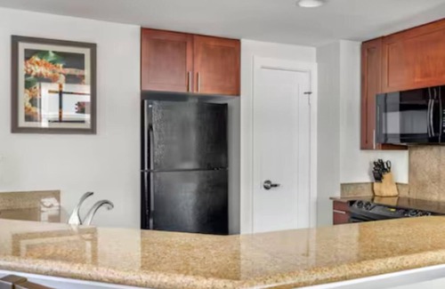 Waikiki Resort | Elevate Your Hawaiian Getaway at Lagoon Tower by Hilton – 2 Bd. Ocean View