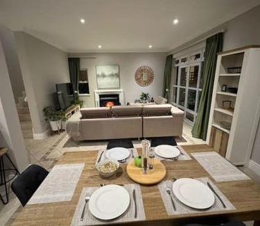 Claremont Apartment | Elgin Townhouse-Excellent location