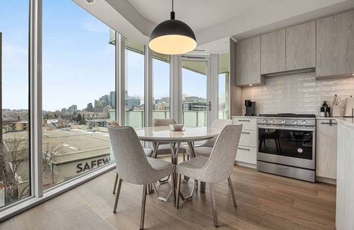 Hillhurst Apartment | Elite Urban Living: 3BR w/DT Views, AC & Parking