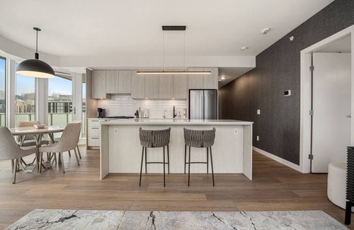 Hillhurst Apartment | Elite Urban Living: 3BR w/DT Views, AC & Parking