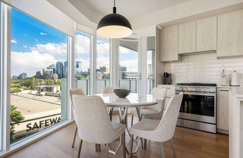 Hillhurst Apartment | Elite Urban Living: 3BR w/DT Views, AC & Parking