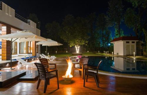 Gurugram Villa | ELIVAAS Sanisa Farm 3-BHK Farmhouse with Pvt Pool, Game Zone & Lush Garden