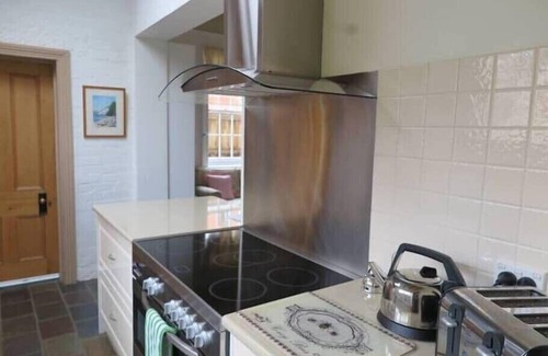 North Hobart House | Eliza Historic Cottage close to CBD with car park