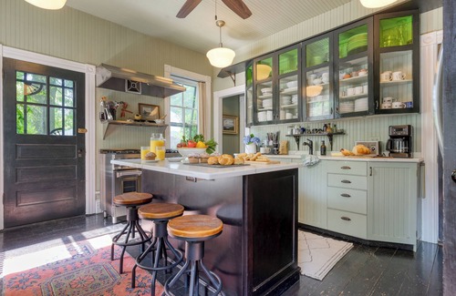 Leeds House | Elizabeth House by AvantStay | Historic Event Manor w/Cabins + Pool | Sleeps 20