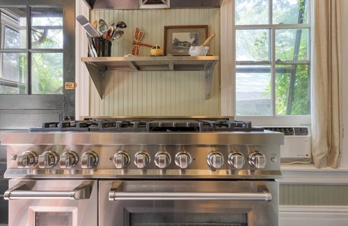 Leeds House | Elizabeth House by AvantStay | Historic Event Manor w/Cabins + Pool | Sleeps 20