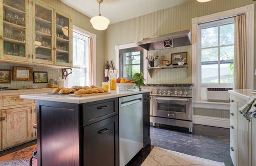 Leeds House | Elizabeth House by AvantStay | Historic Event Manor w/Cabins + Pool | Sleeps 20