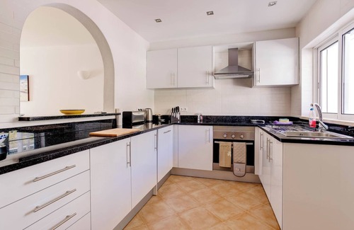 Carvoeiro Apartment | Elizabeth Modern Apartment in the Heart of the City