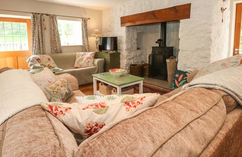 Rhydycroesau Cottage | ELM COTTAGE, pet friendly, character holiday cottage in Oswestry