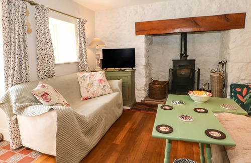 Rhydycroesau Cottage | ELM COTTAGE, pet friendly, character holiday cottage in Oswestry