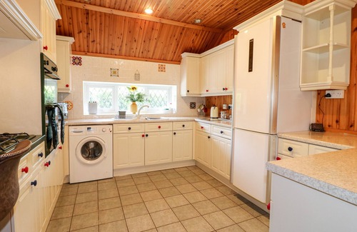 Melton Mowbray Cottage | ELM TREE COTTAGE, family friendly, with a garden in Melton Mowbray