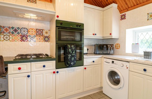 Melton Mowbray Cottage | ELM TREE COTTAGE, family friendly, with a garden in Melton Mowbray