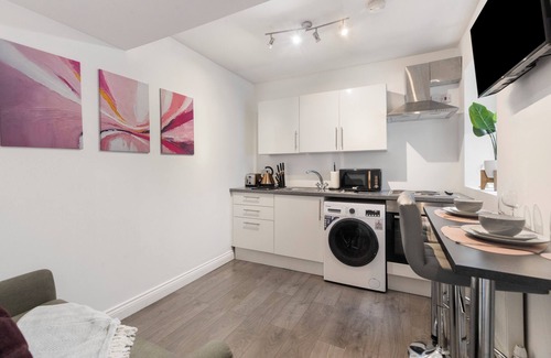 Brent Cross Apartment | Elms Suite