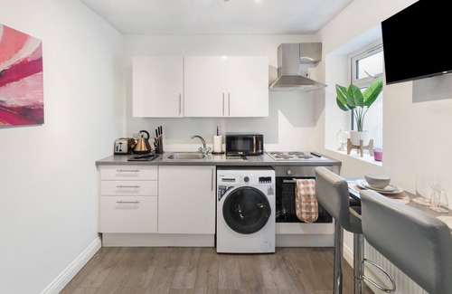 Brent Cross Apartment | Elms Suite