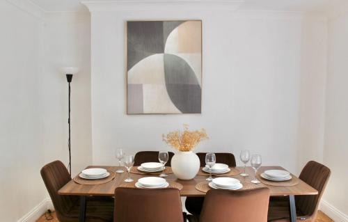 Shadwell Apartment | Elysian Nights-Entire 3 bedroom, 2 bathroom-WC, palm Garden Home