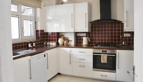 Shadwell Apartment | Elysian Nights-Entire 3 bedroom, 2 bathroom-WC, palm Garden Home