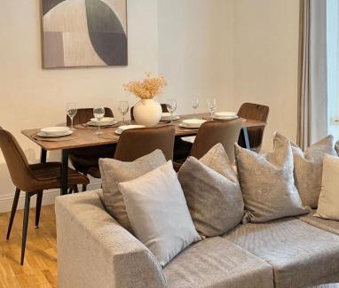 Shadwell Apartment | Elysian Nights-Entire 3 bedroom, 2 bathroom-WC, palm Garden Home