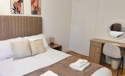 Shadwell Apartment | Elysian Nights- Luxe 3 Bedroom Palm Garden Retreat in Central London