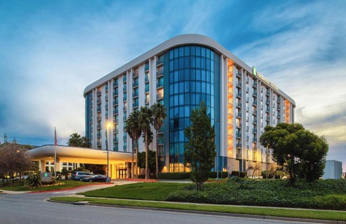 The East Side Hotel | Embassy Suites by Hilton San Francisco Airport Oyster Point