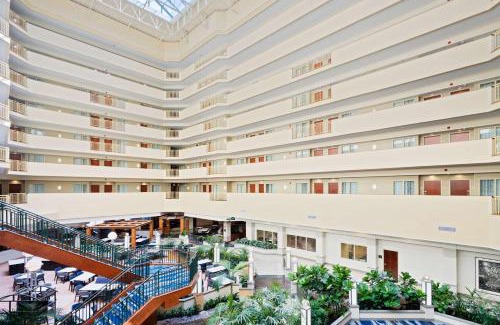Bearss Plaza Hotel | Embassy Suites by Hilton Tampa USF Near Busch Gardens