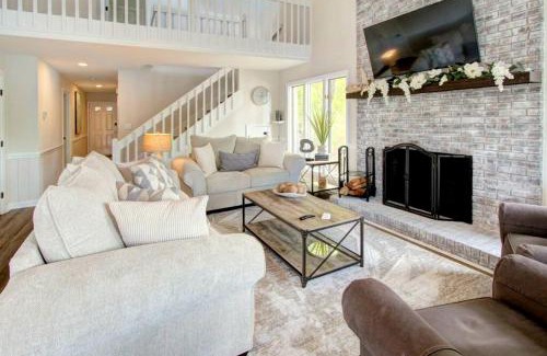 Bowling Green House | Embrace Nature in this Lakefront Cottage with Fire Pit in Charlotte, North Carolina