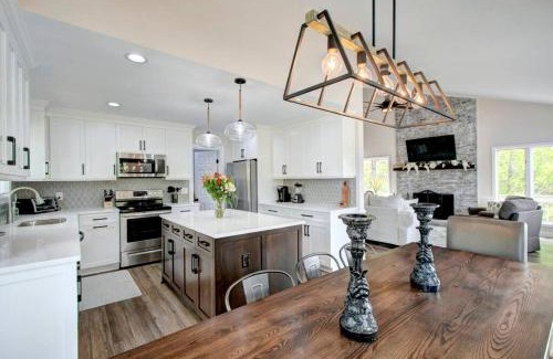 Bowling Green House | Embrace Nature in this Lakefront Cottage with Fire Pit in Charlotte, North Carolina