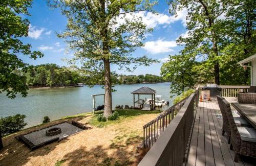 Bowling Green House | Embrace Nature in this Lakefront Cottage with Fire Pit in Charlotte, North Carolina