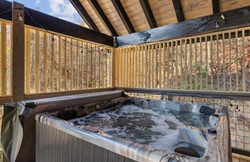 Gatlinburg - Pigeon Forge House | Embrace the Wild at the "Rustic Bear" Your Cozy Cabin Escape!