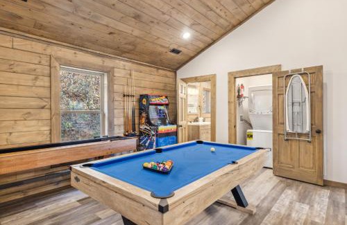 Gatlinburg - Pigeon Forge House | Embrace the Wild at the "Rustic Bear" Your Cozy Cabin Escape!